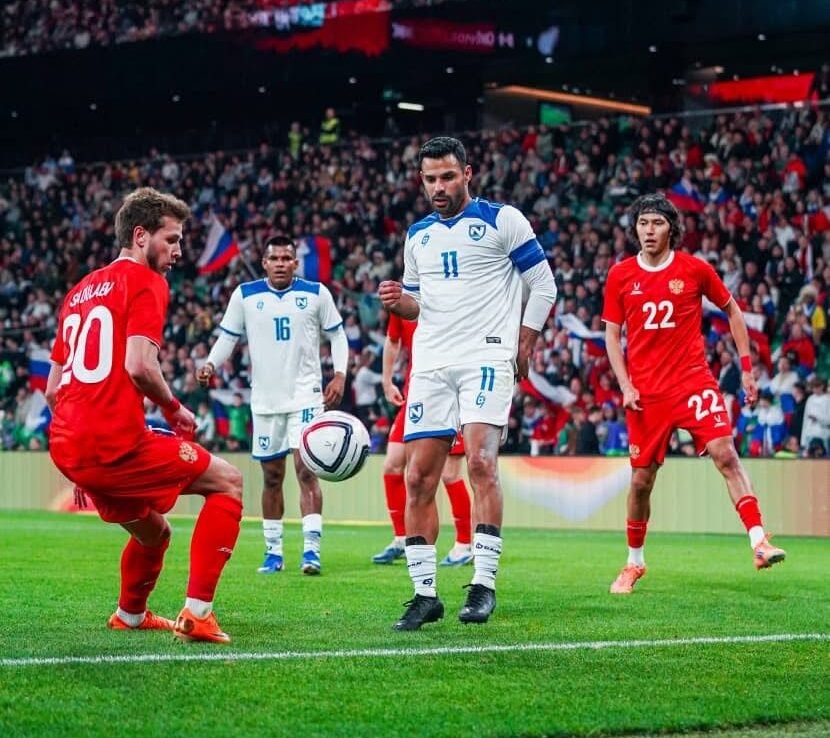 Juan Barrera intentó hilvanar jugadas de peligro pero fue anulado por la defensa rusa