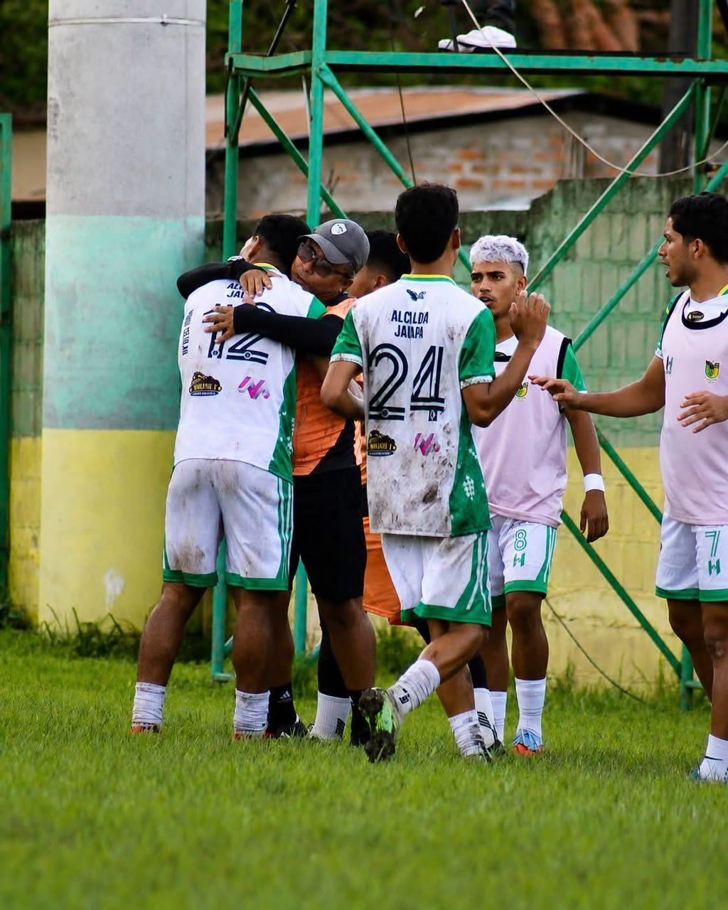 Los jugadores de Jalapa celebran la anotación de Villalobos que les otorgó los primeros tres puntos del apertura.